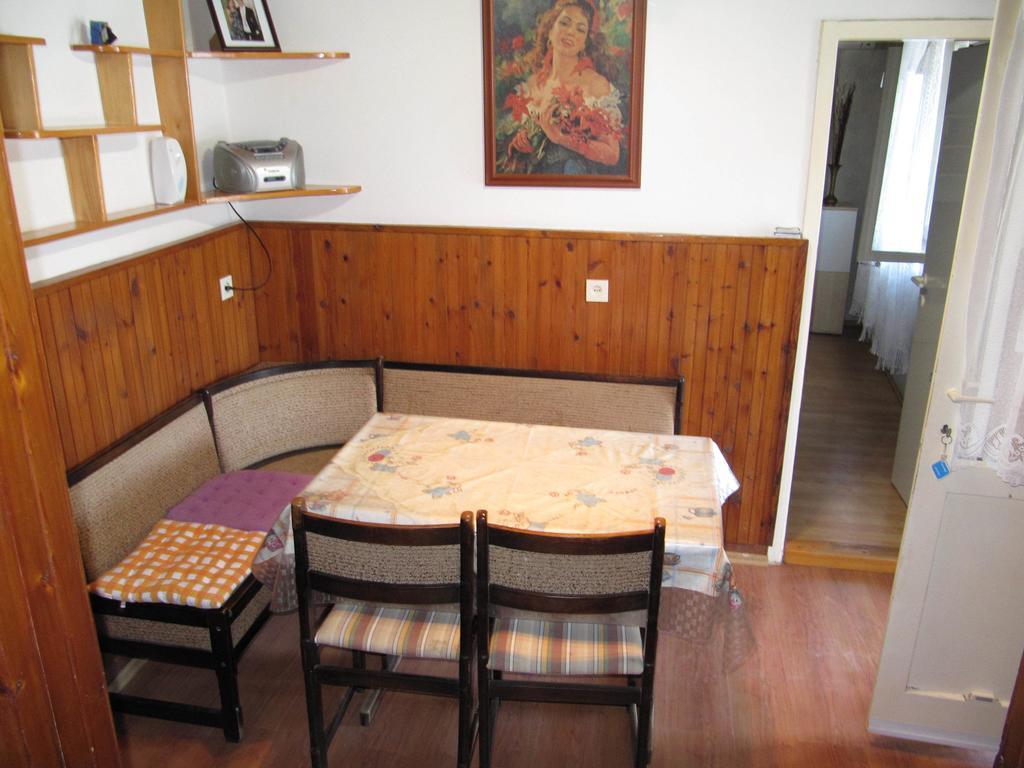 Apartmans And Rooms Dunjini Dvori Korcula Town Ruang foto