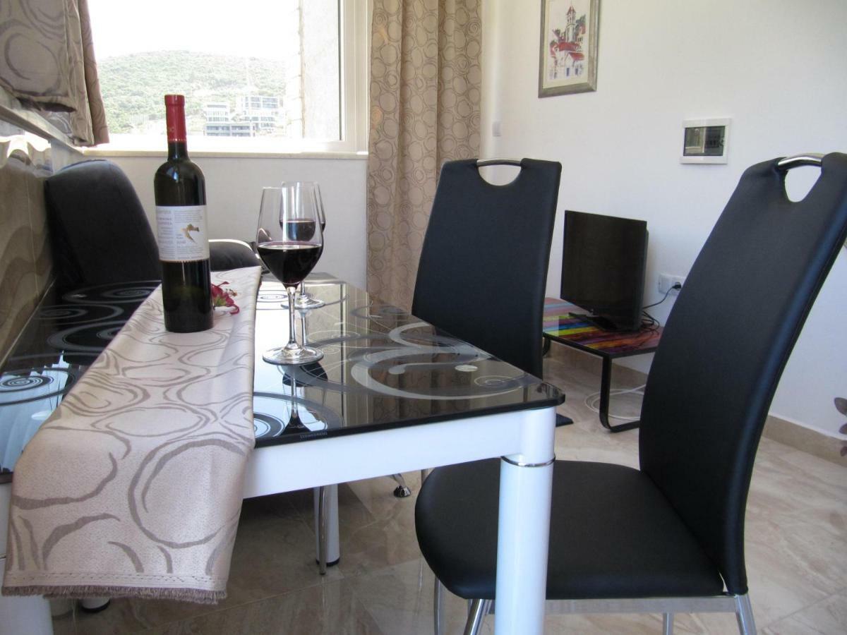 Apartmans And Rooms Dunjini Dvori Korcula Town Bagian luar foto