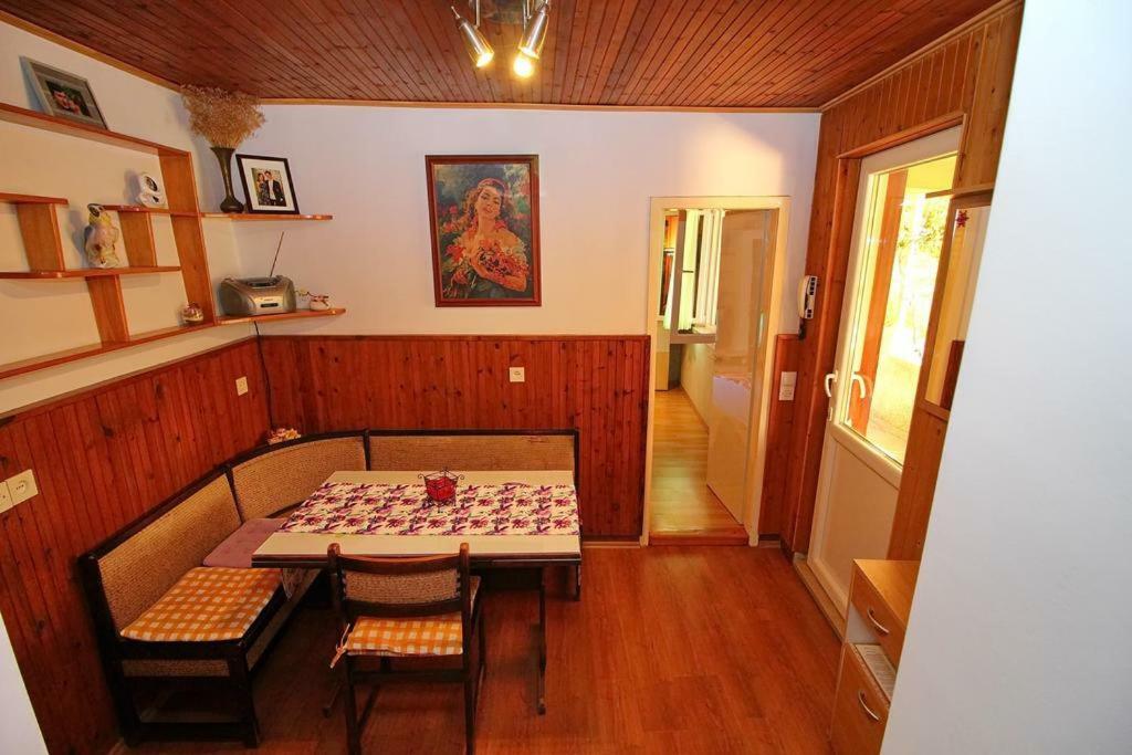 Apartmans And Rooms Dunjini Dvori Korcula Town Bagian luar foto